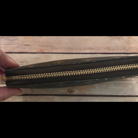 % Authentic Louis Vuitton Zippy Wallet - Picture 4 of 8
